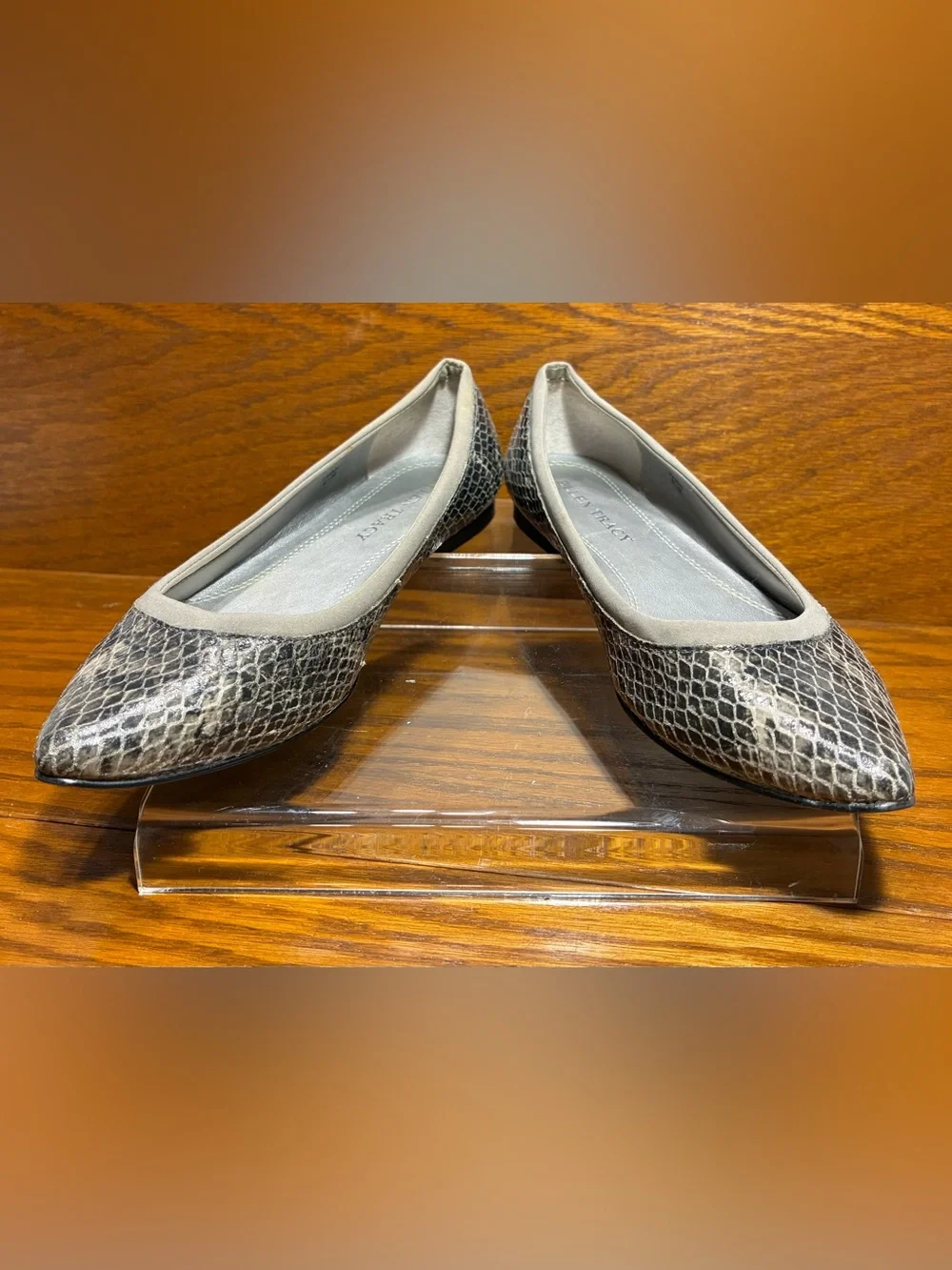 Ellen Tracy Snakeskin Leather Pointed Toe Flats Gray Size 6.5